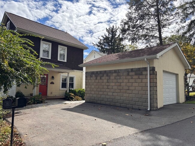 Photo - Single Family Home located within Minutes of both Hospitals. - 3 Bedrooms, 1 Bathroom and 1 Car G...