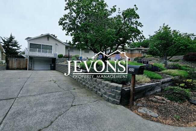 Photo - Spacious 4BD/2BA Mid-Century Home | 1,788 Sq. Ft. | Prime Yakima Location!