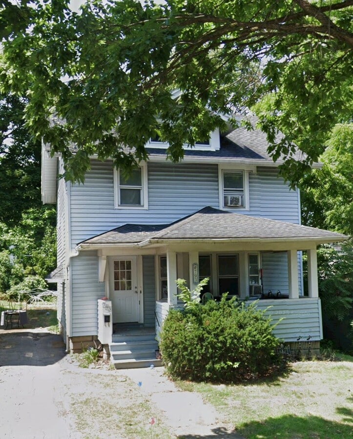 Photo - 793 Woodbine Ave