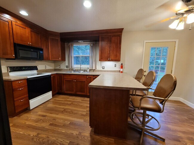 Photo - Coralville 4 bedroom 2.5 bath, 2 stall attached garage, fenced yard!