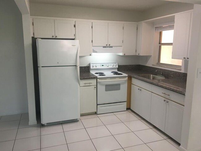 Building Photo - 5831 SW 36th Ct Unit 203