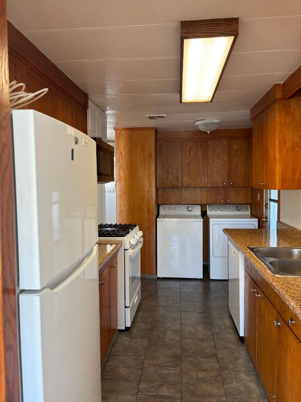 Photo - 435 E Gardena Blvd