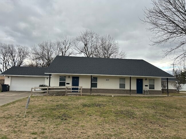 Building Photo - 807 Maple Dr