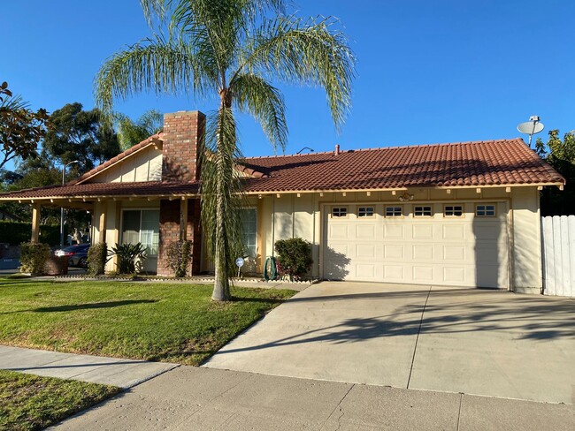 Building Photo - Single Story 4 bed, 2 bath home in central Simi Valley