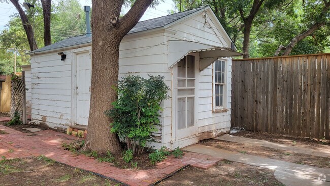 Building Photo - PRE-LEASING FOR September! Quiet Quaint Pr... Rental