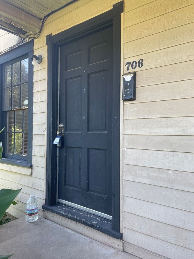 Building Photo - New Paint and Flooring, 1 Bedroom Bossier Home