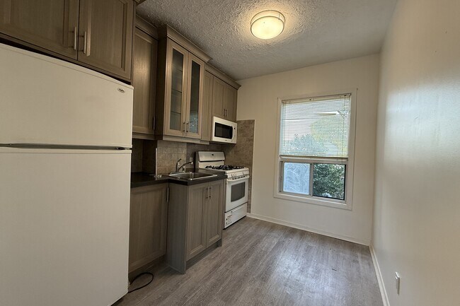 Photo - 3254 Dundas St W