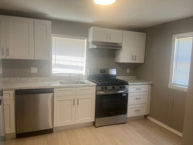 2114 W Long 17th St