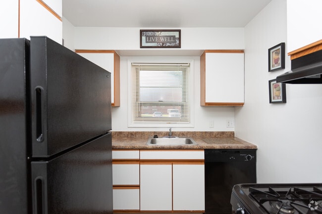 2BR, 1BA - 660 SF