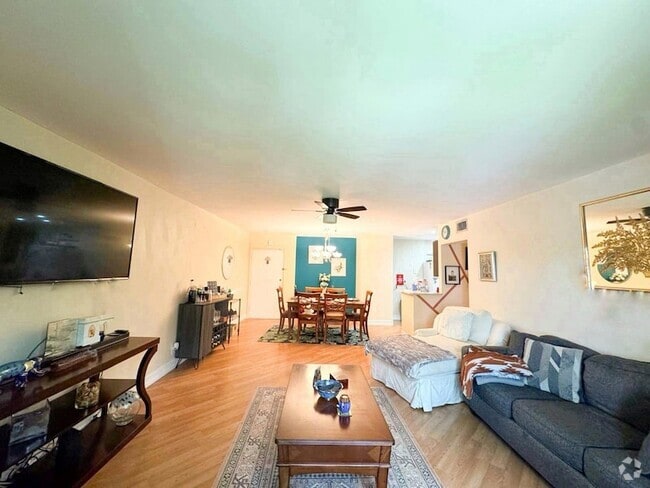 Building Photo - 124 NE 19th Ct Unit 201B Rental
