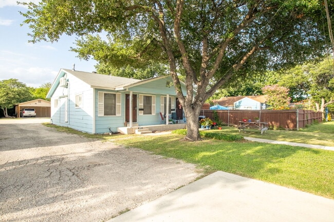 Photo - Cozy 1 Bed, 1 Bath Duplex A Block From Woodlawn Lake