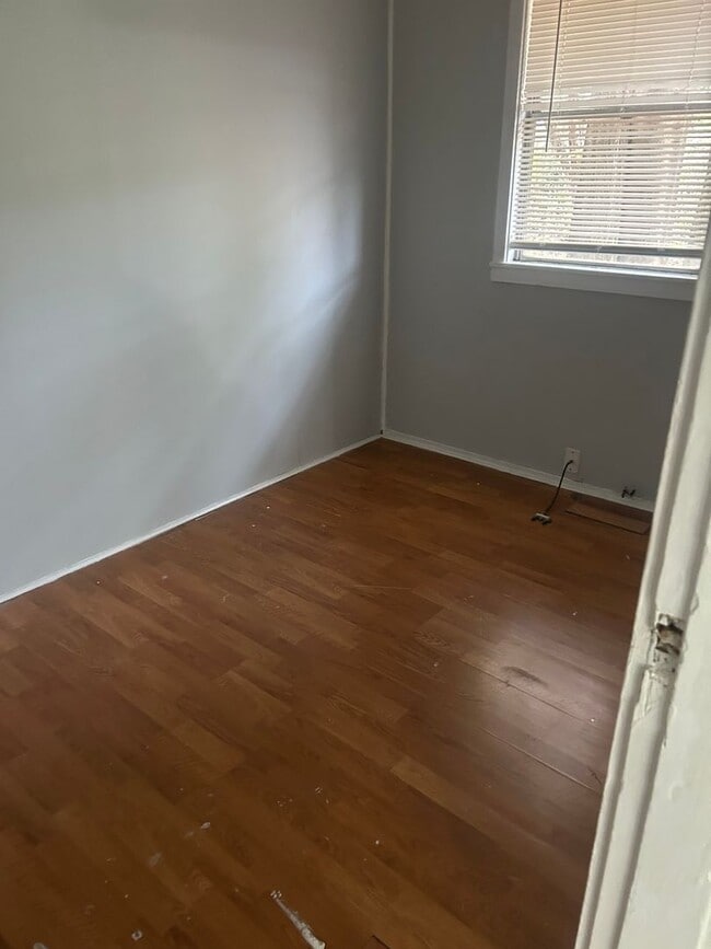 Photo - Oak Ridge 37830 - 2 bedroom, 1 bath duplex - Contact Lisa Vineyard and Shannon Russell (865) 216-...