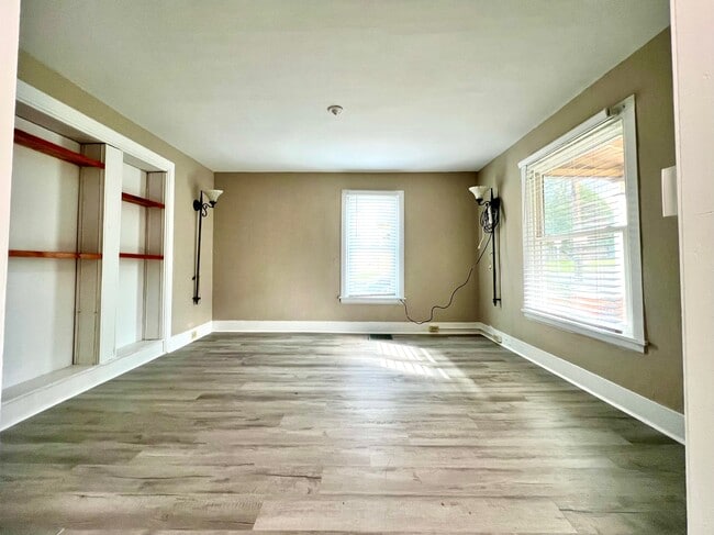 Photo - 408 Hillview Pl