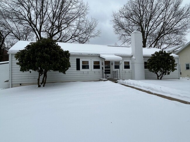 Building Photo - 4 Bed, 2 Bath House