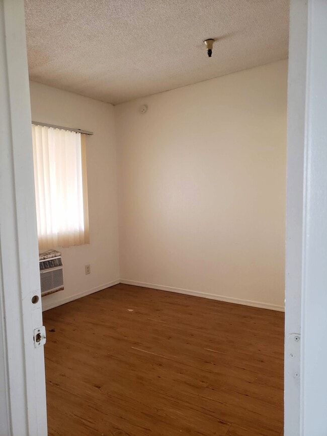 Main Bedroom - Roger Plaza Apartments