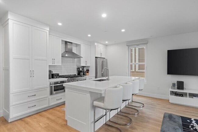 Building Photo - 326 W Broadway Rental