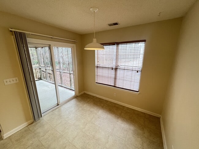 Photo - 204 Hawkridge Pl