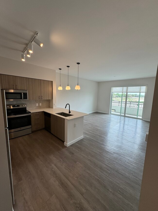 Building Photo - 19220 NW 19th Ave Unit B2 Rental