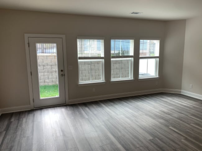 Photo - 204 Douglas Bend Rd