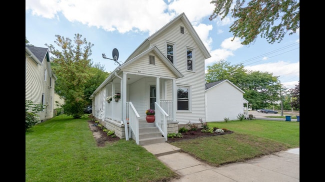 Photo - 857 Clancy Ave NE