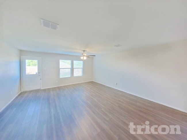 Photo - 746 Bayonet St