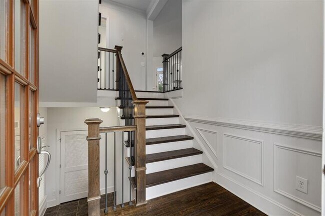 Photo - 926 Canterbury Ln NE