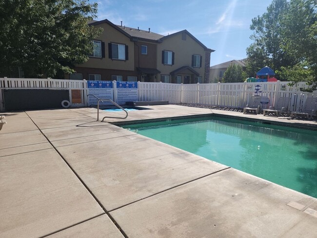 Building Photo - Cedar Crossings Townhome