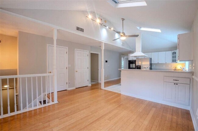 Photo - 1053 Vista Trail NE