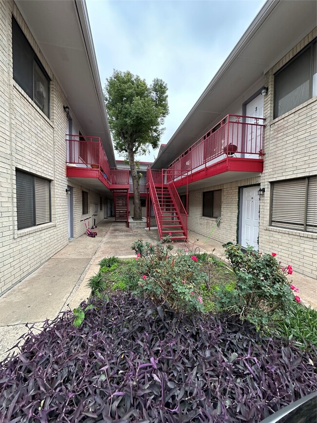 Photo - 1410 Blalock Rd