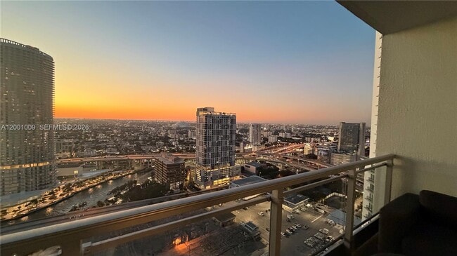 Building Photo - 92 SW 3rd St Unit 3607