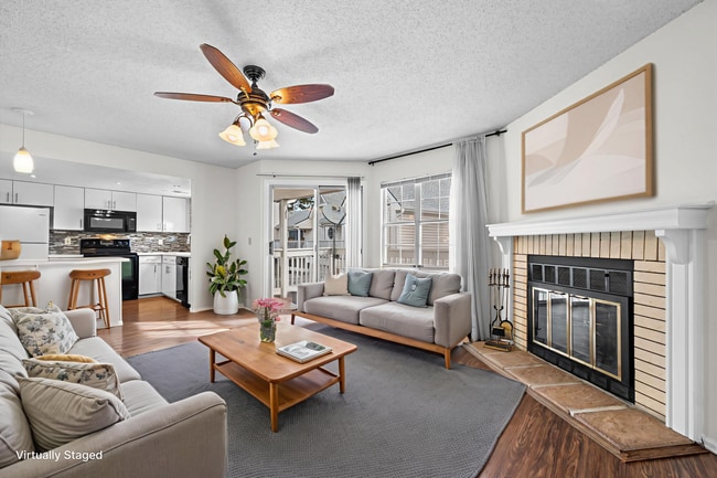 Photo - Cherry Creek Schools Condo | Balcony, Fireplace, Garage + Pool Unidad #D