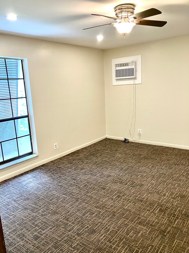 Building Photo - 807 NE 22nd Dr Unit 807a