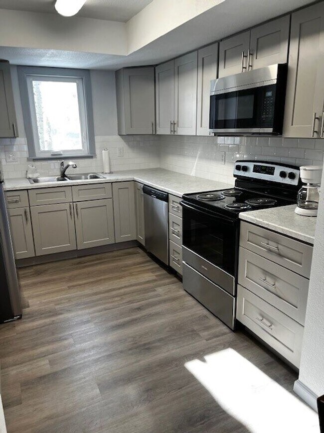 Photo - 250 Cove Blvd