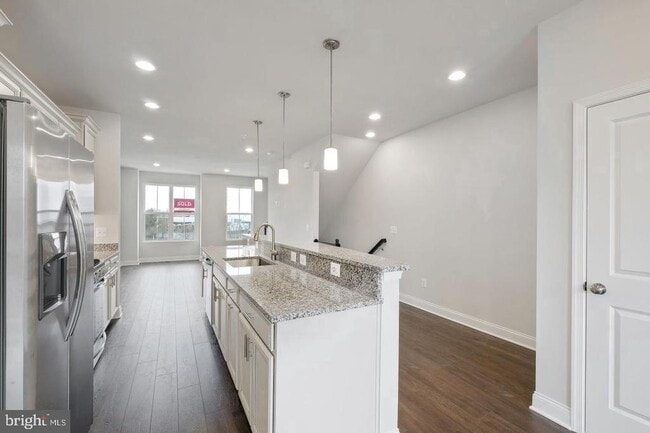 Photo - 527 E 7th St