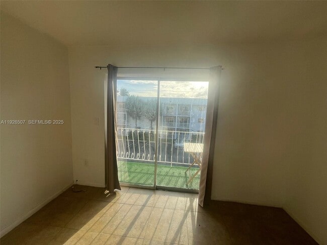 Photo - 4301 NW S Tamiami Canal Dr Unidad 305