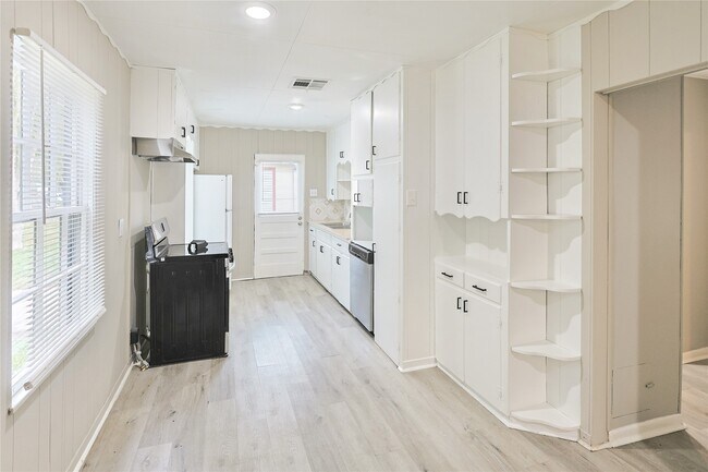 Photo - 1106-12th 1/2 12th 1/2 St N