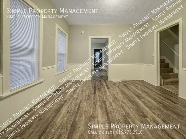 Photo - 1572 Quarry Ave NW