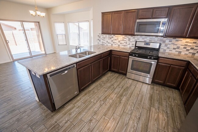 Photo - Great Open Floor Plan 3 Bedroom, 2 Bath, Central A/C in Holiday Subdivision!