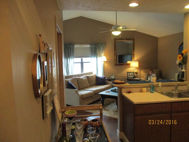 Building Photo - 701 N Dicks St Rental