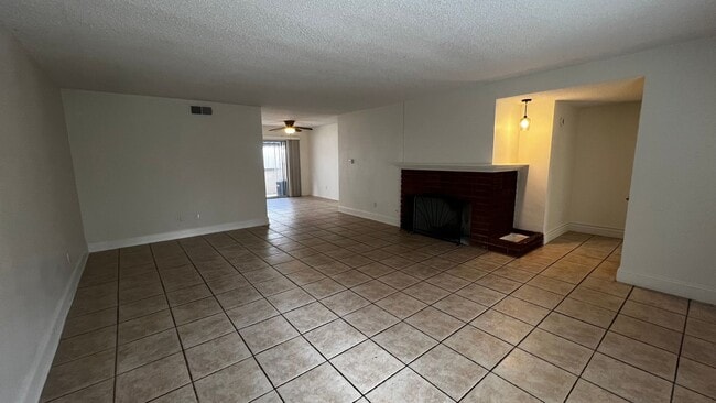 Photo - 3 Bed 2 Bath Downstairs Apartment For Rent...