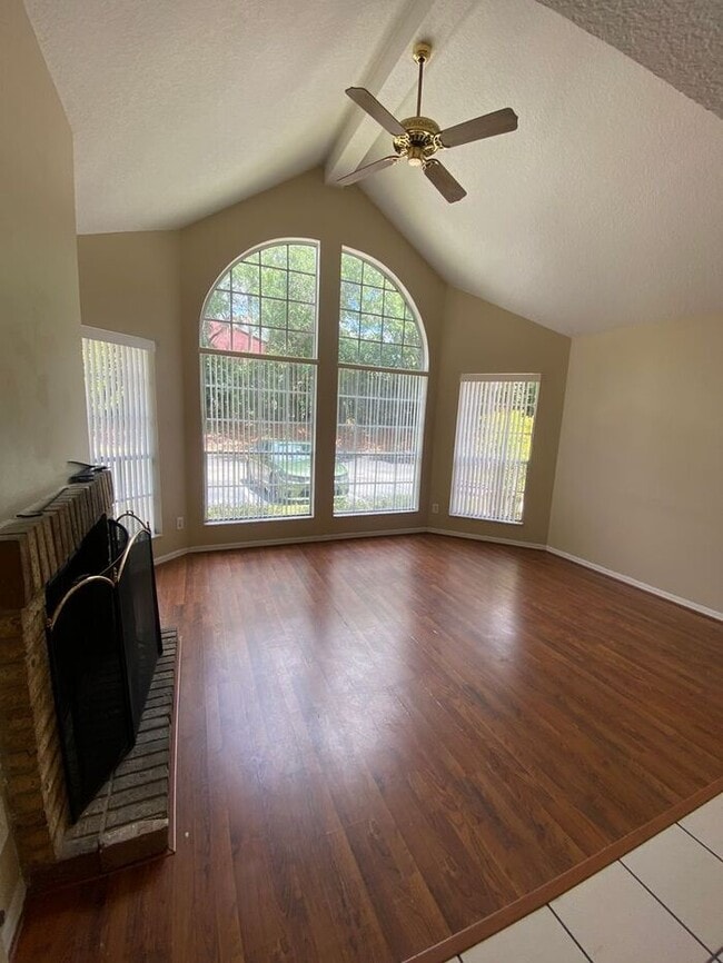 Photo - Lovely 2 Bedroom / 2 Bathroom - 1st Floor ...