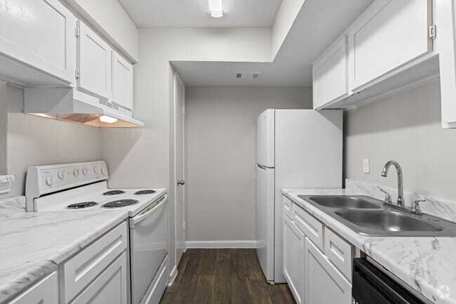 2BR, 2BA - 880SF