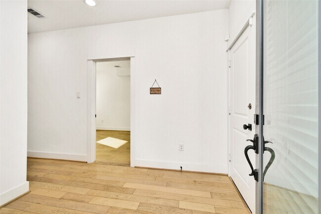 Photo - 208 N York St