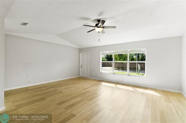 Photo - 511 SE 20th Ct