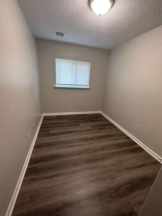 Photo - $695 - Accepting SECTION 8/ Housing Vouche... Unit 1520-101