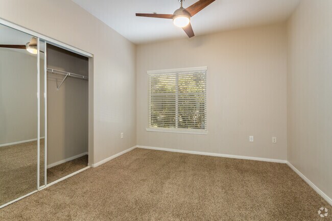 1BR, 1BA - 889SF