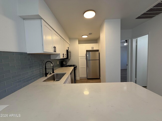 Building Photo - 302 E Monte Vista Rd Unit C8