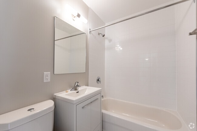 1BR, 1BA - 688SF - Bathroom