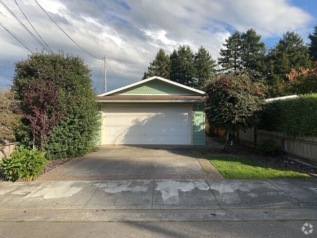 Building Photo - 3 Bedroom 2 Bath Home Located in the Cutte...