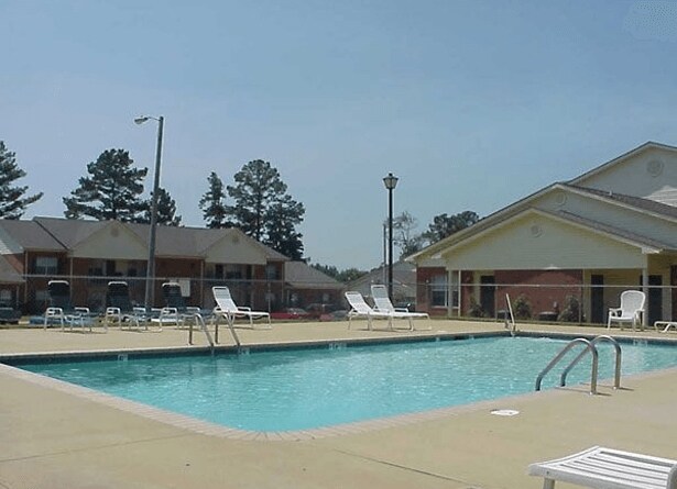Pool - Parkwood Apartments